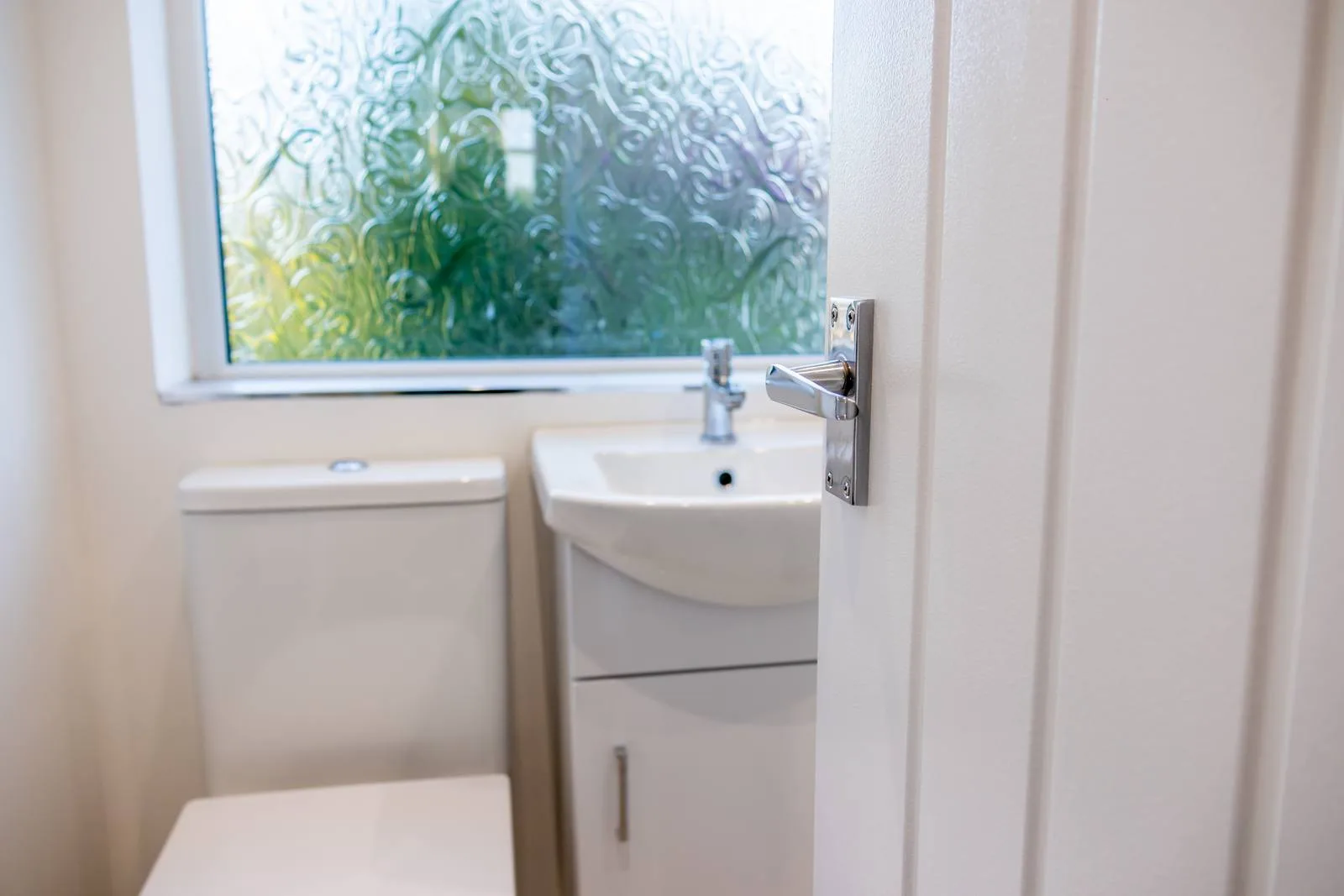 Sullivan Heights Coventry — cloakroom with basin