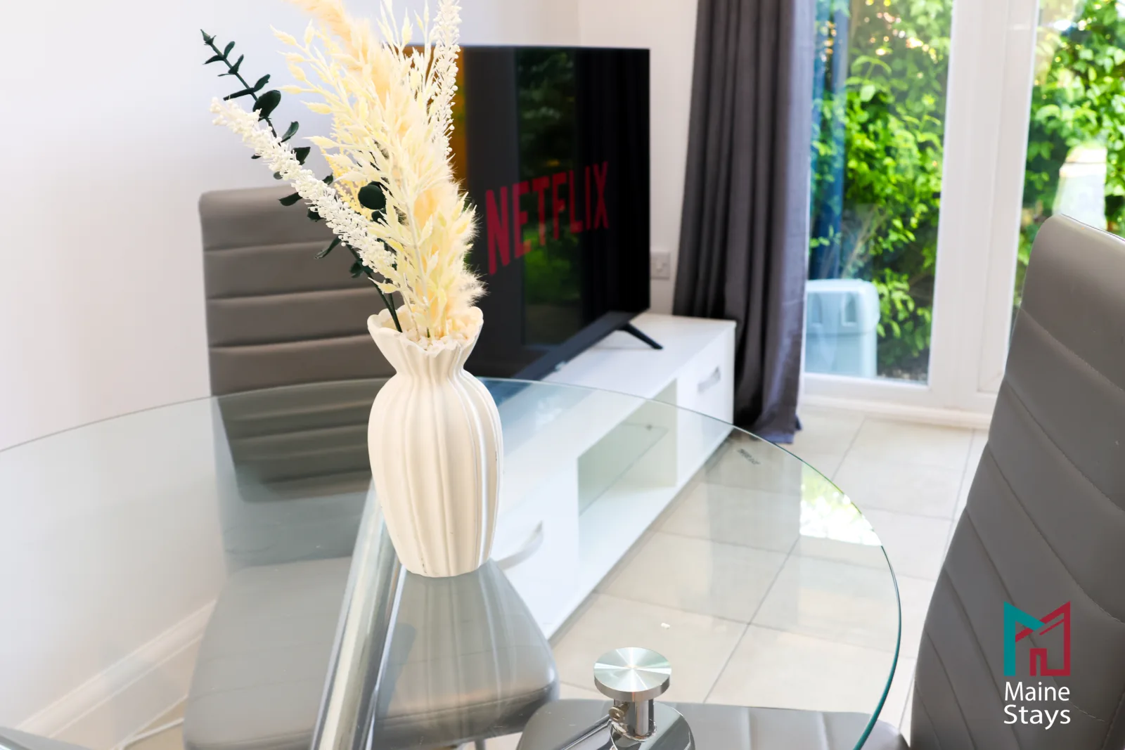 Humber Hub Coventry - Open-plan kitchen, dining and lounge: dining vase netflix tv